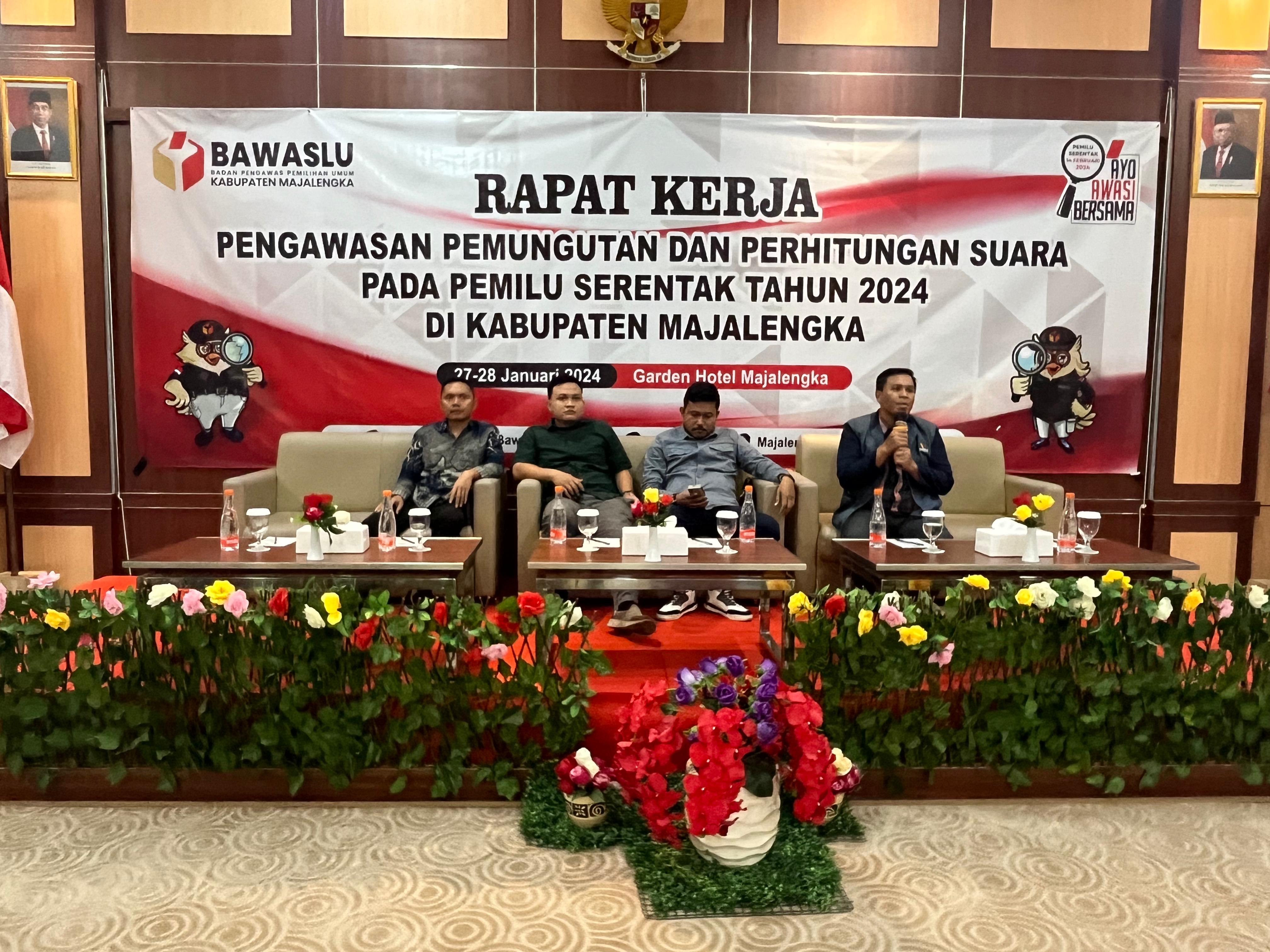 Fauzi Akbar Rudiansyah, Ayub Fahmi, Dardiri Edi Sabara dan Kepala Sekretariat Bawaslu Majalengka Nana Rukmana