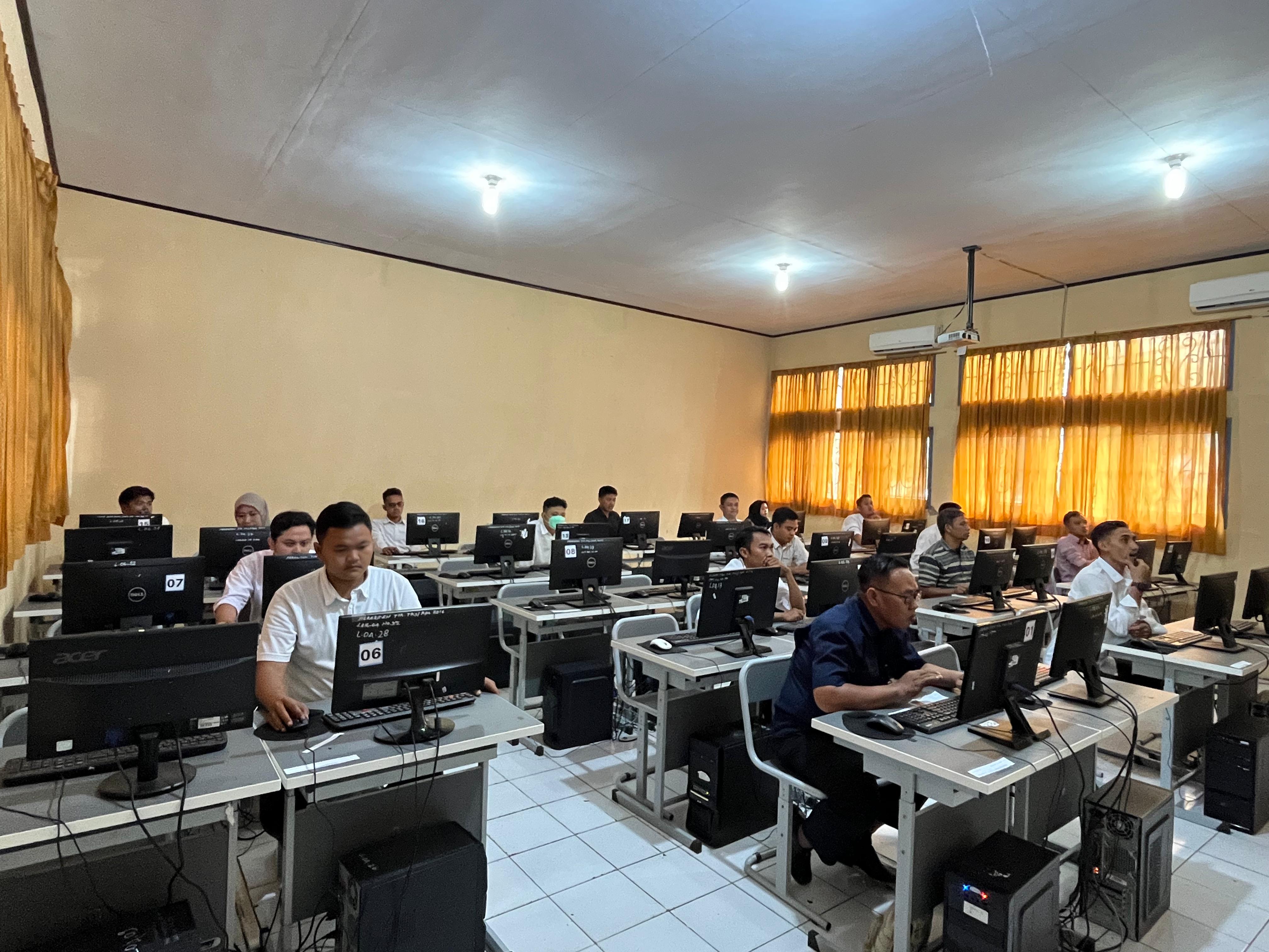 Fauzi Akbar Rudiansyah, Ayub Fahmi, Dardiri Edi Sabara dan Kepala Sekretariat Bawaslu Majalengka Nana Rukmana