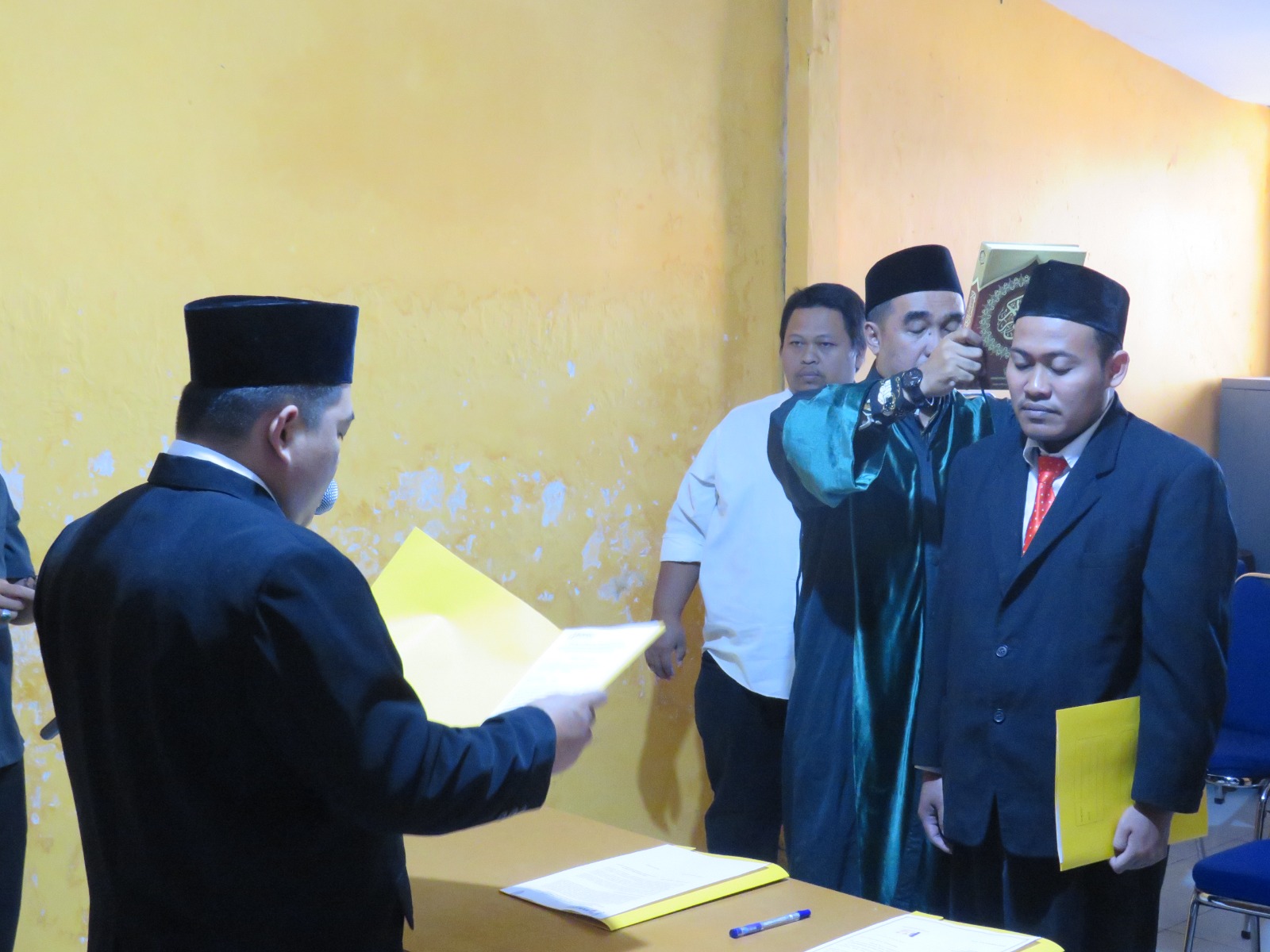 Ketua Bawaslu Lantik PAW Panwascam Sumberjaya