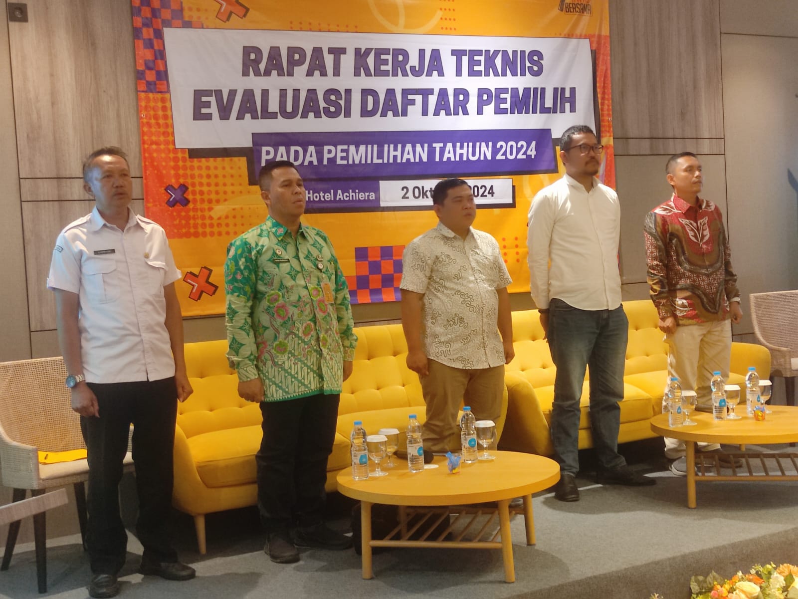 Ketua dan Anggota beserta Kepala Sekretariat dan Kasubag Bawaslu Kabupaten Majalengka pada Acara Rakornis EValuasi Daftar Pemilih untuk Pemilihan Tahun 2024