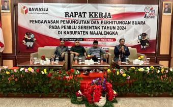 Fauzi Akbar Rudiansyah, Ayub Fahmi, Dardiri Edi Sabara dan Kepala Sekretariat Bawaslu Majalengka Nana Rukmana