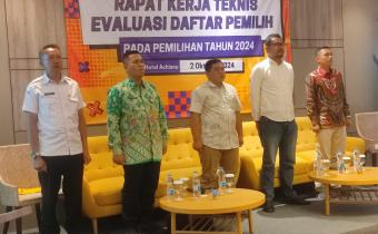 Ketua dan Anggota beserta Kepala Sekretariat dan Kasubag Bawaslu Kabupaten Majalengka pada Acara Rakornis EValuasi Daftar Pemilih untuk Pemilihan Tahun 2024